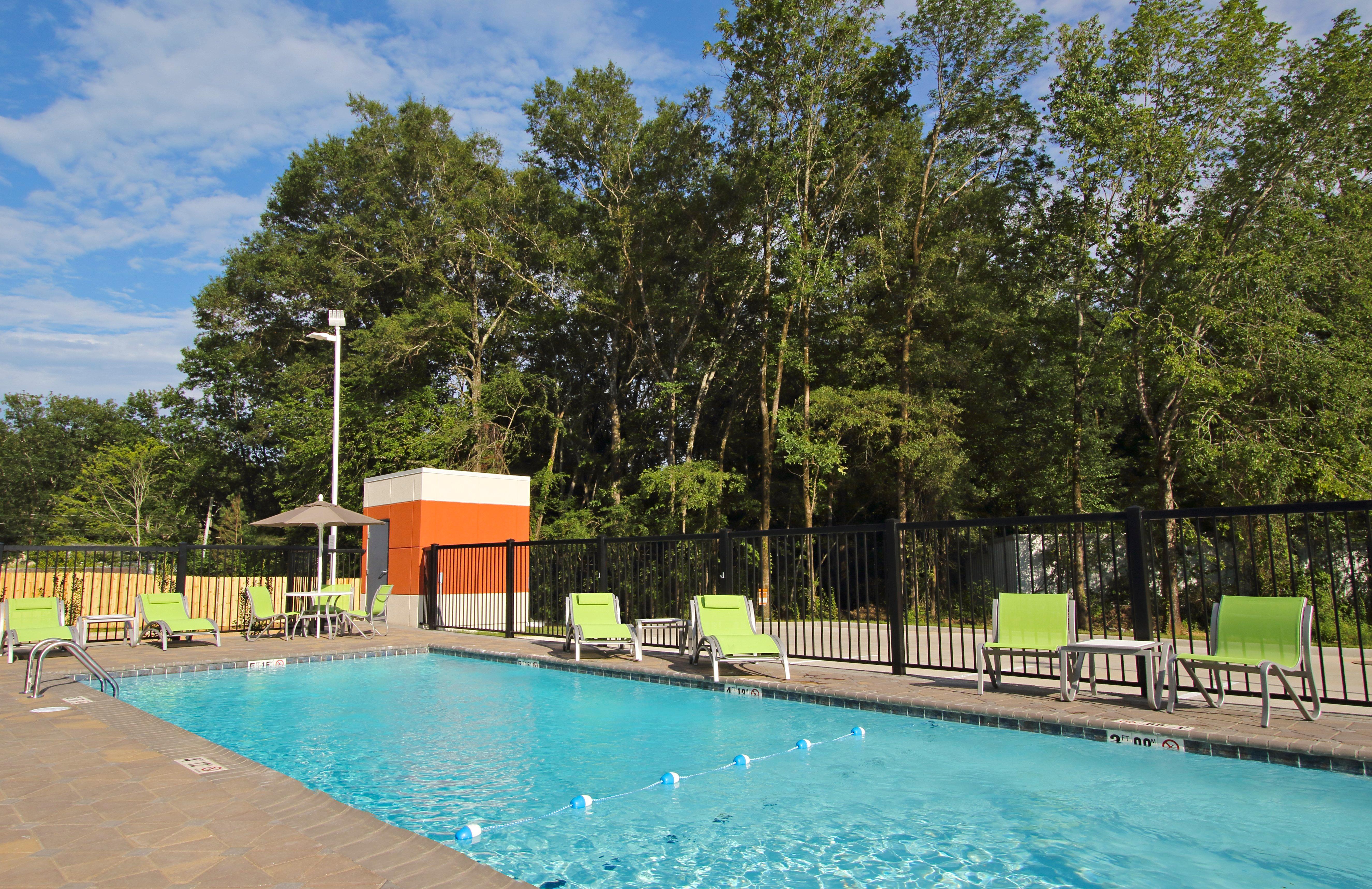 Holiday Inn Express & Suites Columbus North By Ihg Exterior foto