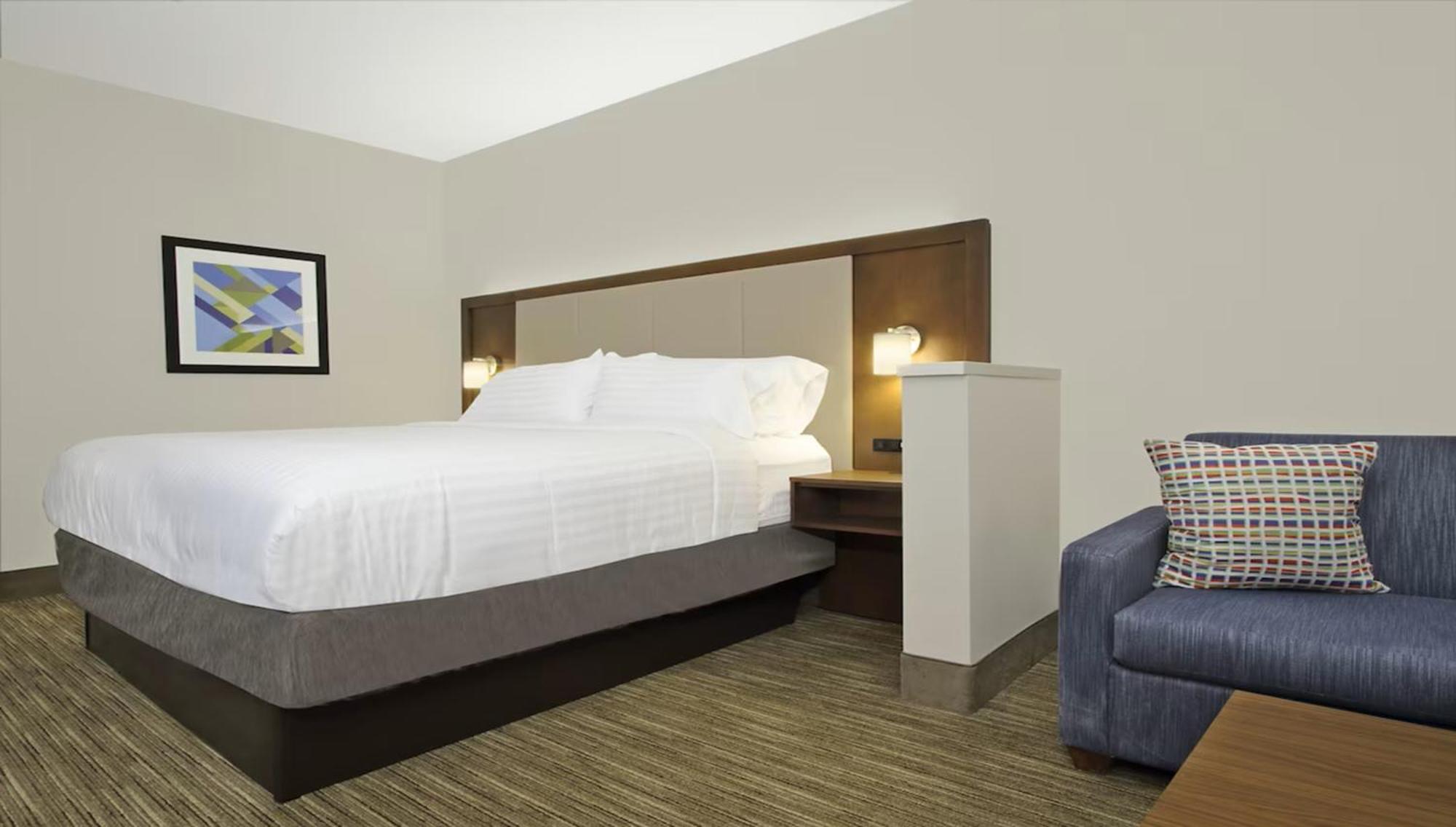 Holiday Inn Express & Suites Columbus North By Ihg Exterior foto